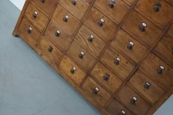 Großer niederländischer Apothekerschrank aus Eiche mit Emailleschilden, 1900er