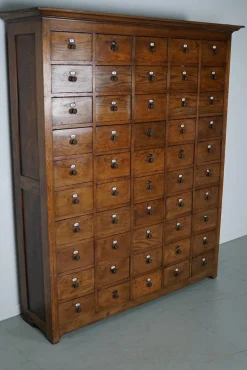 Großer niederländischer Apothekerschrank aus Eiche mit Emailleschilden, 1900er
