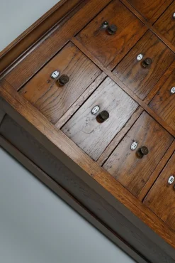 Großer niederländischer Apothekerschrank aus Eiche mit Emailleschilden, 1900er