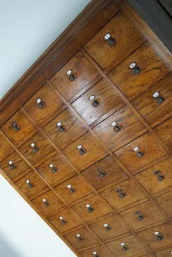 Großer niederländischer Apothekerschrank aus Eiche mit Emailleschilden, 1900er