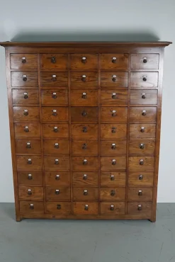 Großer niederländischer Apothekerschrank aus Eiche mit Emailleschilden, 1900er