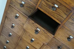 Großer niederländischer Apothekerschrank aus Eiche mit Emailleschilden, 1900er