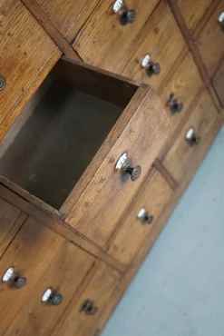 Großer niederländischer Apothekerschrank aus Eiche mit Emailleschilden, 1900er