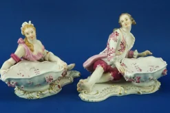 Große Rokoko Salzstreuer mit Figuren aus Polychrom, 19. Jh., Verglastes Porzellan von Meißen, Deutschland, 2er Set