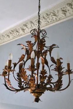 Großer Patinierter Mid-Century Kronleuchter aus Vergoldetem Blech mit 8 Leuchten von Hans Kögl, 1960er