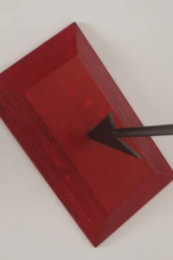 Großer postmoderner indischer Kerzenhalter mit Pfeilen, 1990er