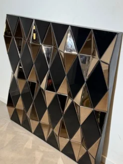 Großer skulpturaler geometrischer Facettenspiegel mit Prismenspiegel