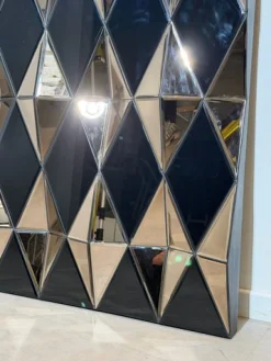 Großer skulpturaler geometrischer Facettenspiegel mit Prismenspiegel