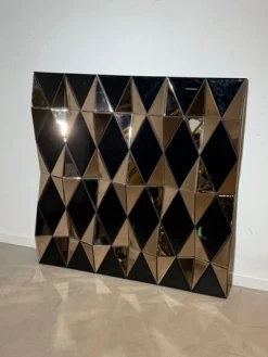 Großer skulpturaler geometrischer Facettenspiegel mit Prismenspiegel