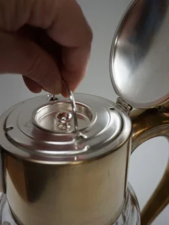 Großer Vintage Krug aus vergoldetem Kristallglas mit Eiseinsatz, 1930er