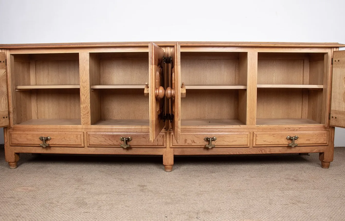 Großes französisches Sideboard aus Eiche von Guillerme et Chambron für Votre Maison, 1960er