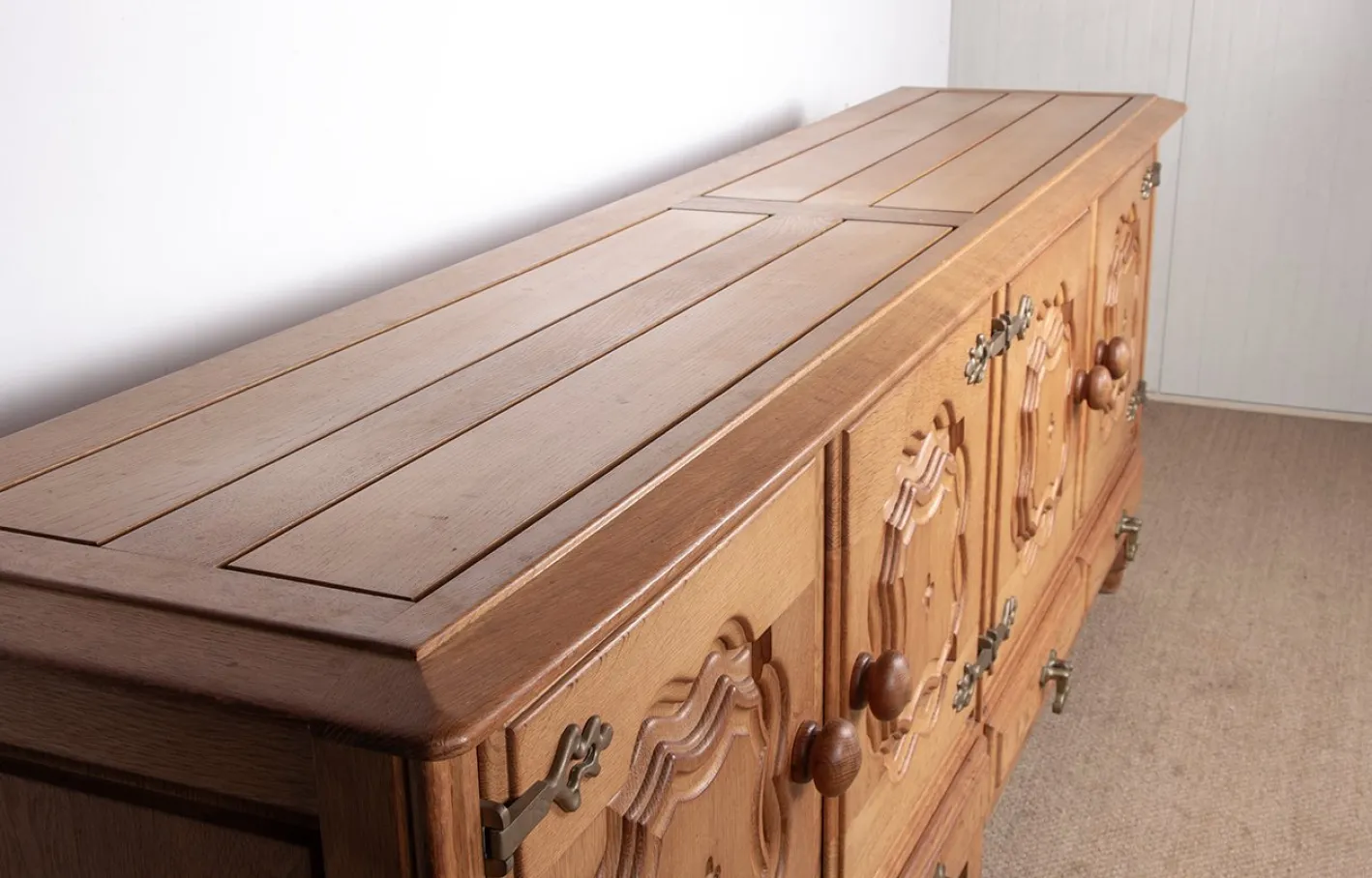 Großes französisches Sideboard aus Eiche von Guillerme et Chambron für Votre Maison, 1960er