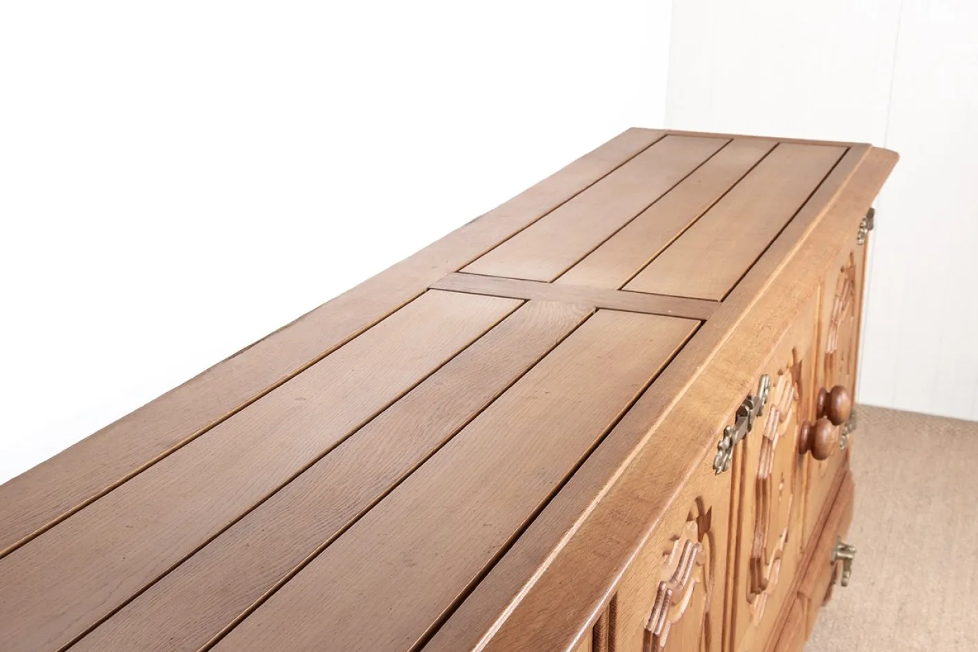 Großes französisches Sideboard aus Eiche von Guillerme et Chambron für Votre Maison, 1960er