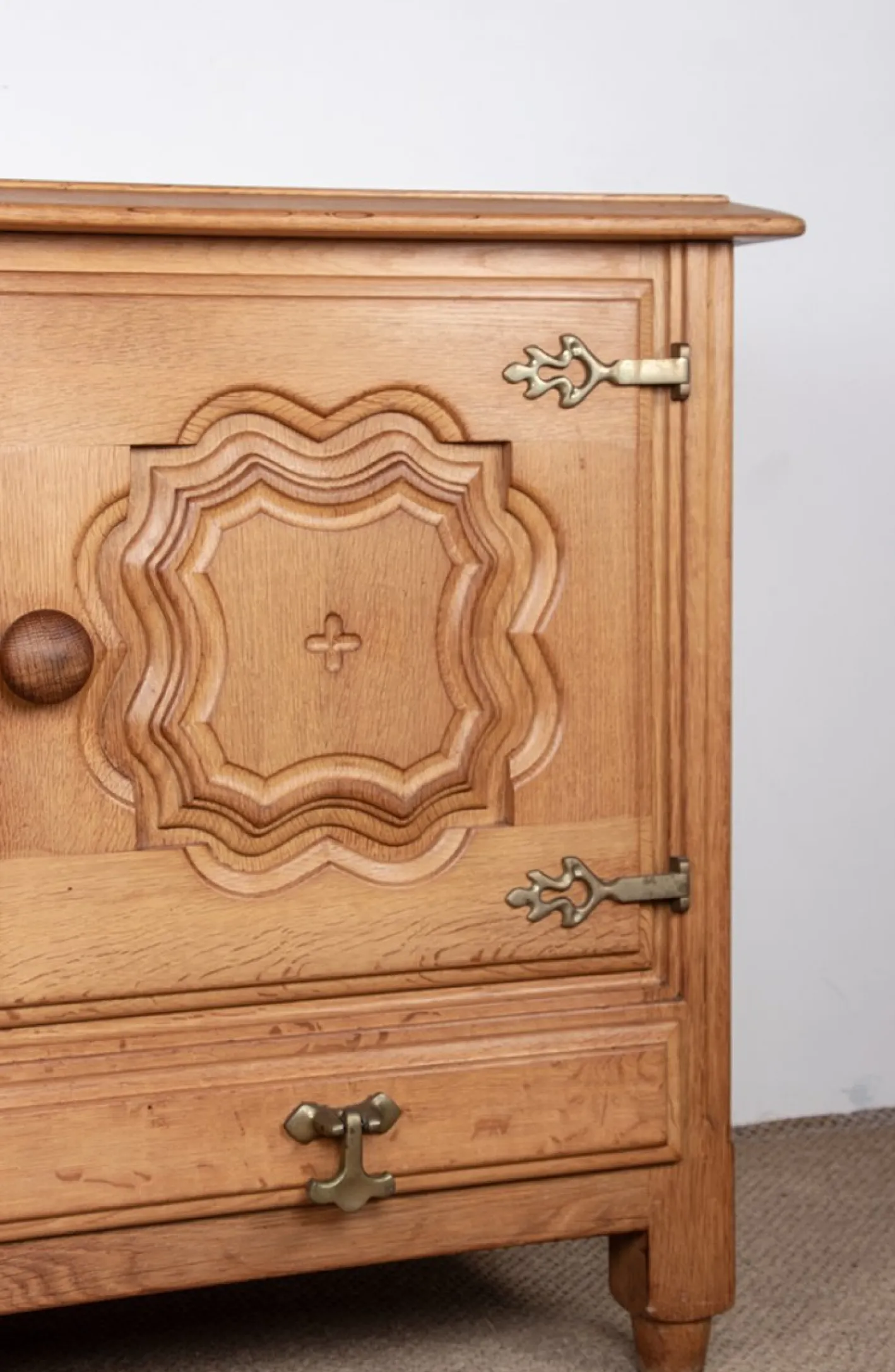 Großes französisches Sideboard aus Eiche von Guillerme et Chambron für Votre Maison, 1960er