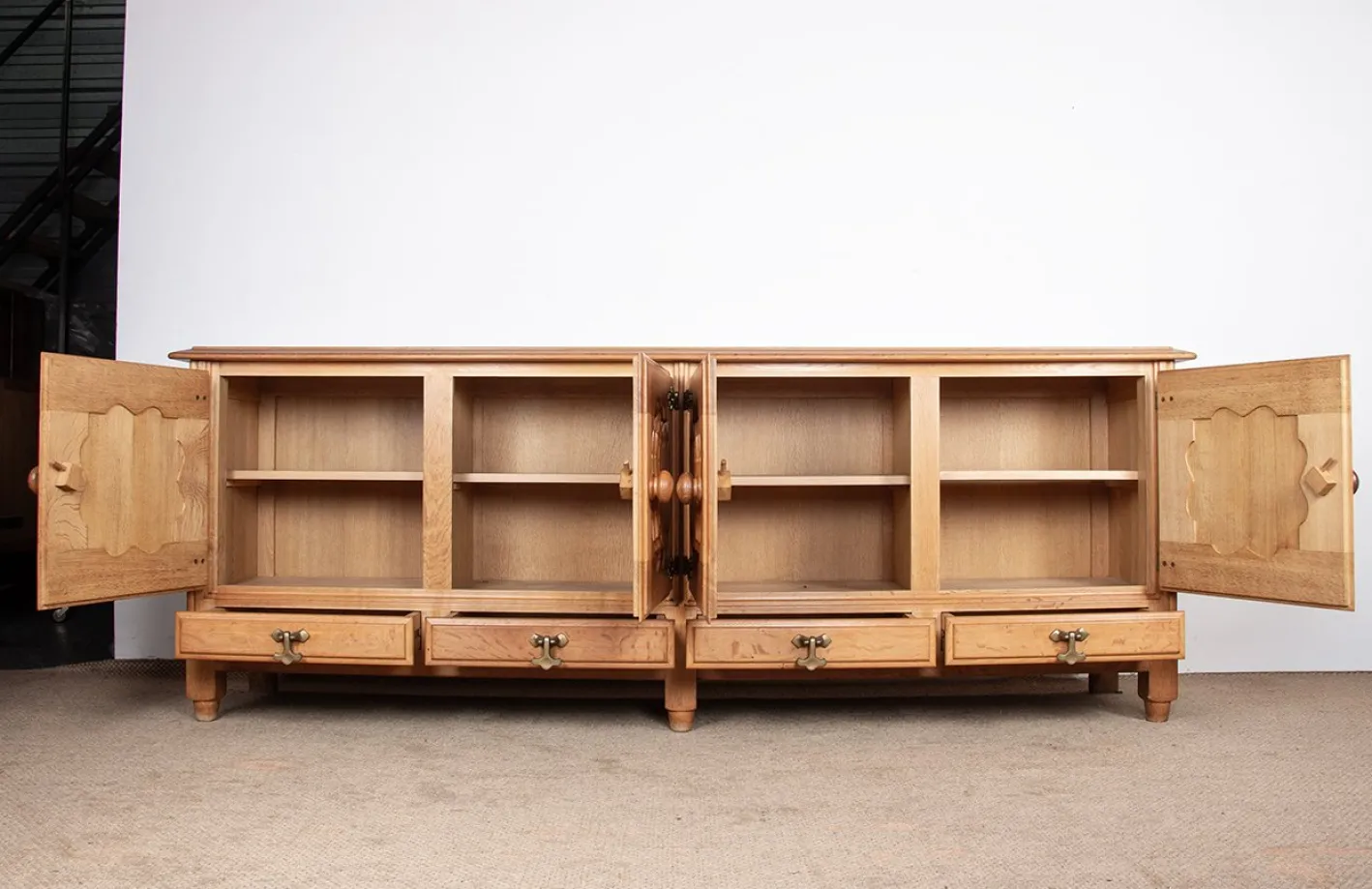Großes französisches Sideboard aus Eiche von Guillerme et Chambron für Votre Maison, 1960er