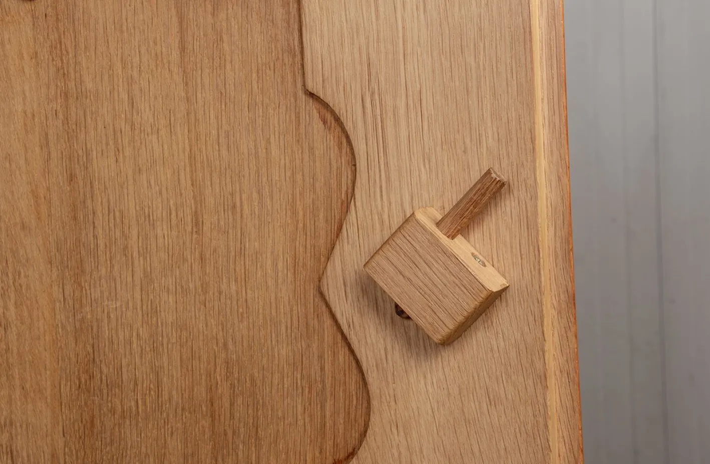 Großes französisches Sideboard aus Eiche von Guillerme et Chambron für Votre Maison, 1960er