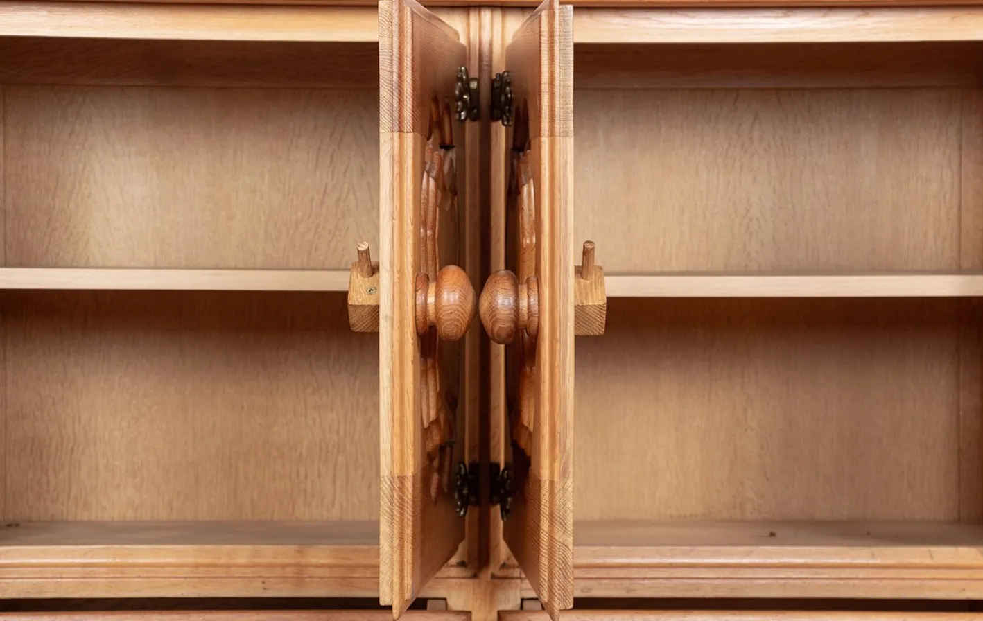 Großes französisches Sideboard aus Eiche von Guillerme et Chambron für Votre Maison, 1960er