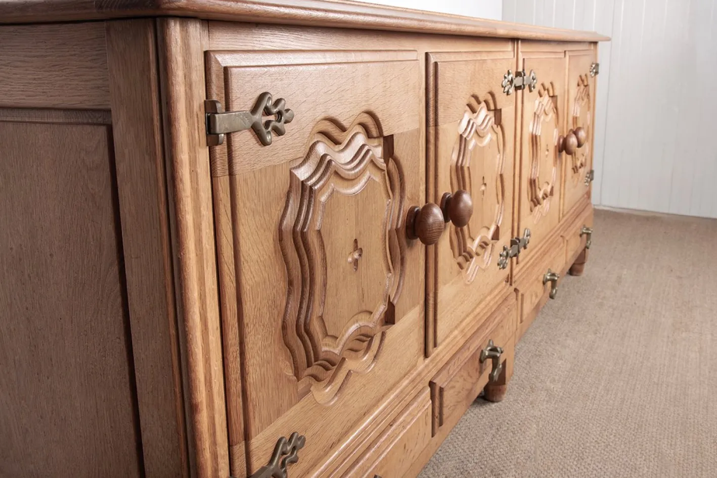 Großes französisches Sideboard aus Eiche von Guillerme et Chambron für Votre Maison, 1960er