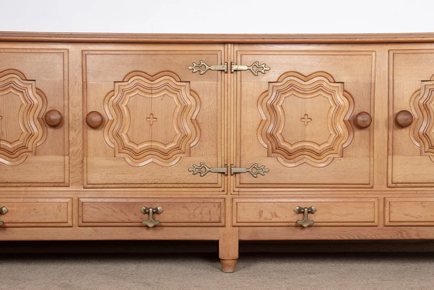 Großes französisches Sideboard aus Eiche von Guillerme et Chambron für Votre Maison, 1960er