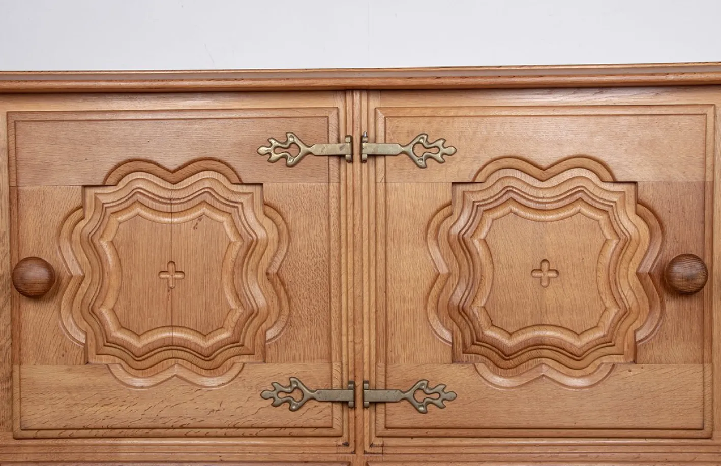 Großes französisches Sideboard aus Eiche von Guillerme et Chambron für Votre Maison, 1960er