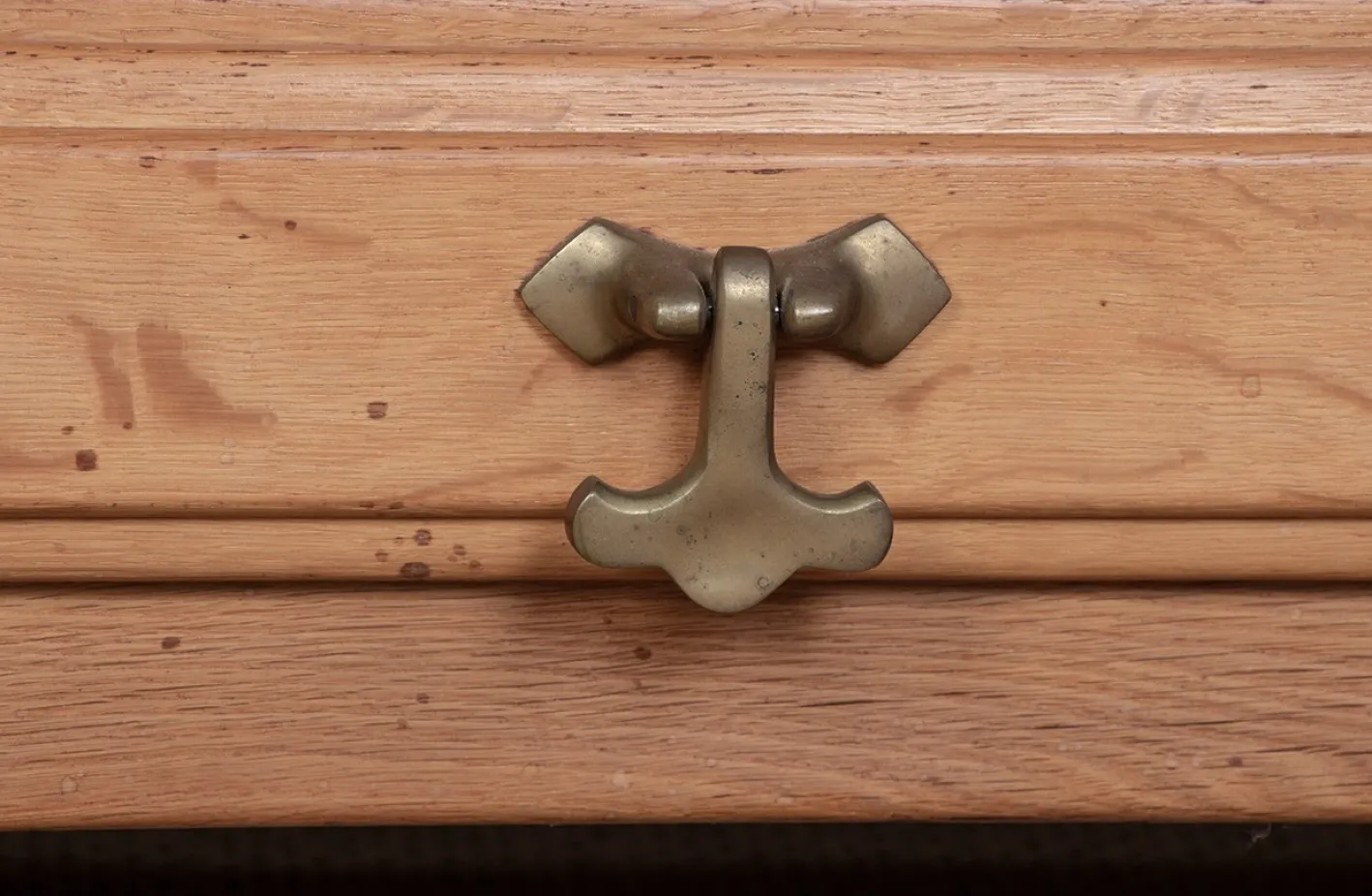 Großes französisches Sideboard aus Eiche von Guillerme et Chambron für Votre Maison, 1960er