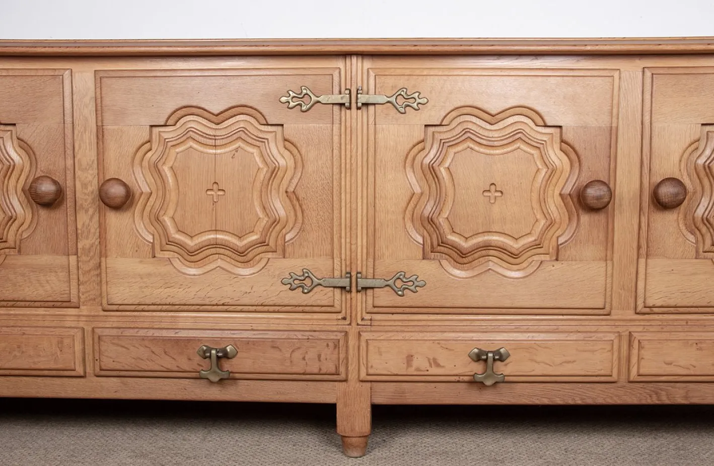 Großes französisches Sideboard aus Eiche von Guillerme et Chambron für Votre Maison, 1960er