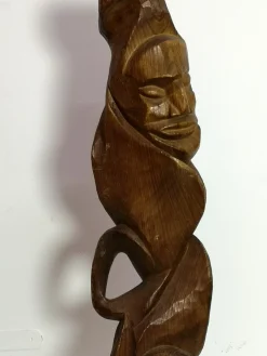Großes geschnitztes Totem, 1970er, Holzskulptur auf Stahlfuß