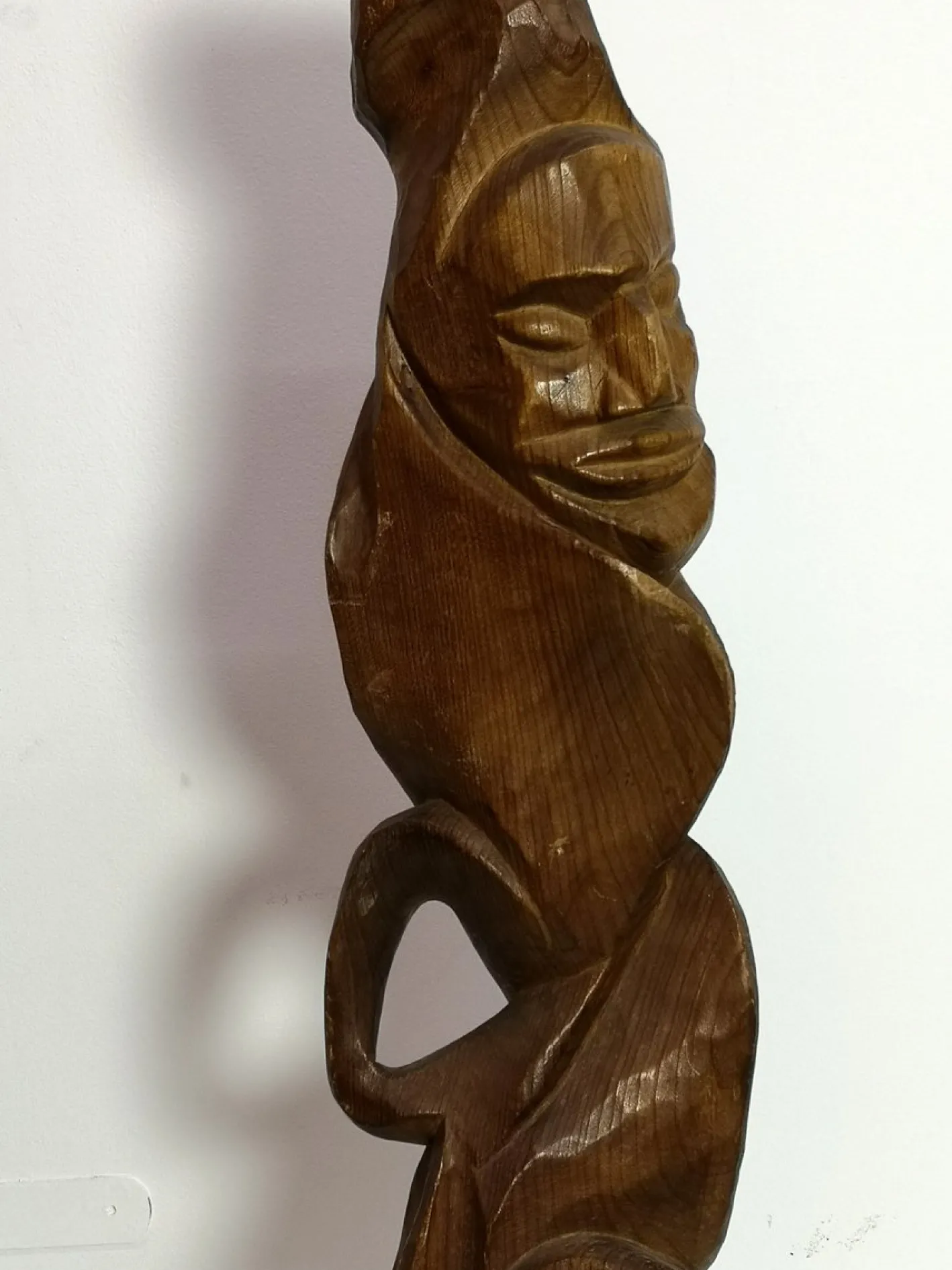 Großes geschnitztes Totem, 1970er, Holzskulptur auf Stahlfuß