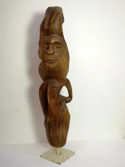Großes geschnitztes Totem, 1970er, Holzskulptur auf Stahlfuß