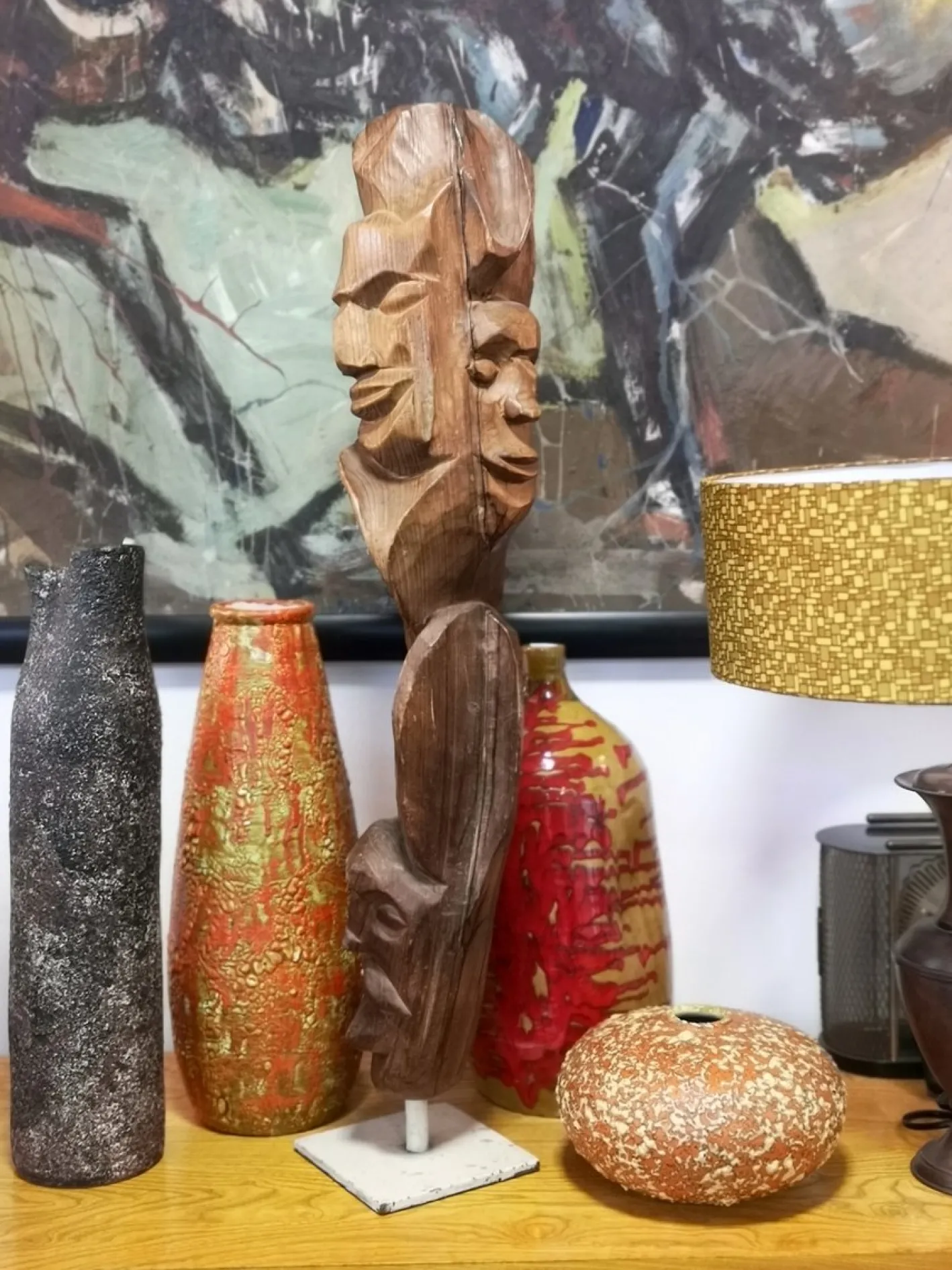 Großes geschnitztes Totem, 1970er, Holzskulptur auf Stahlfuß