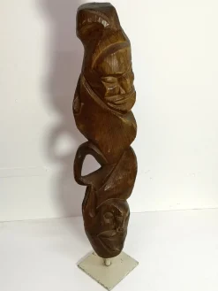 Großes geschnitztes Totem, 1970er, Holzskulptur auf Stahlfuß