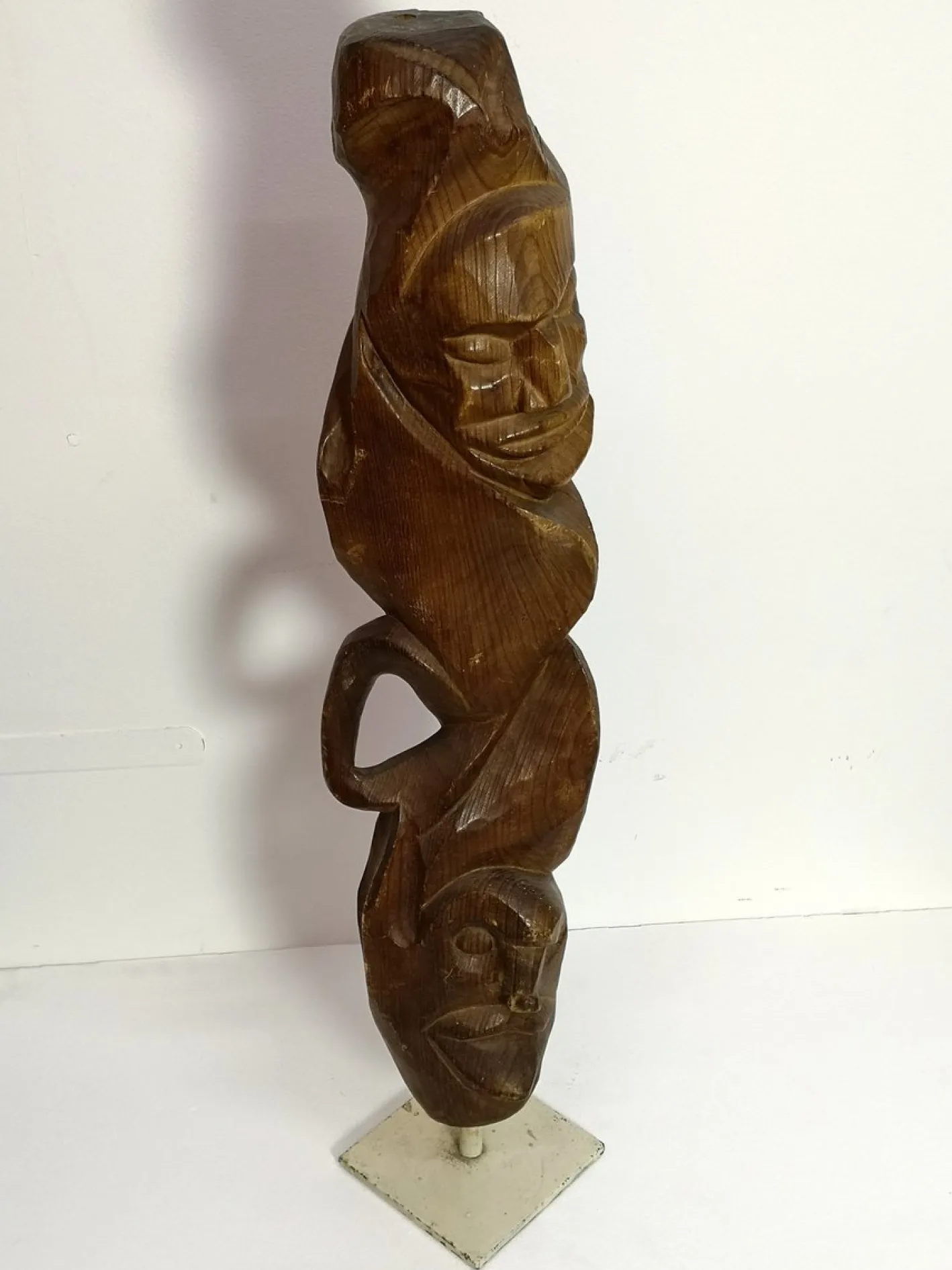 Großes geschnitztes Totem, 1970er, Holzskulptur auf Stahlfuß