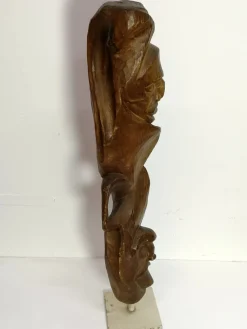 Großes geschnitztes Totem, 1970er, Holzskulptur auf Stahlfuß