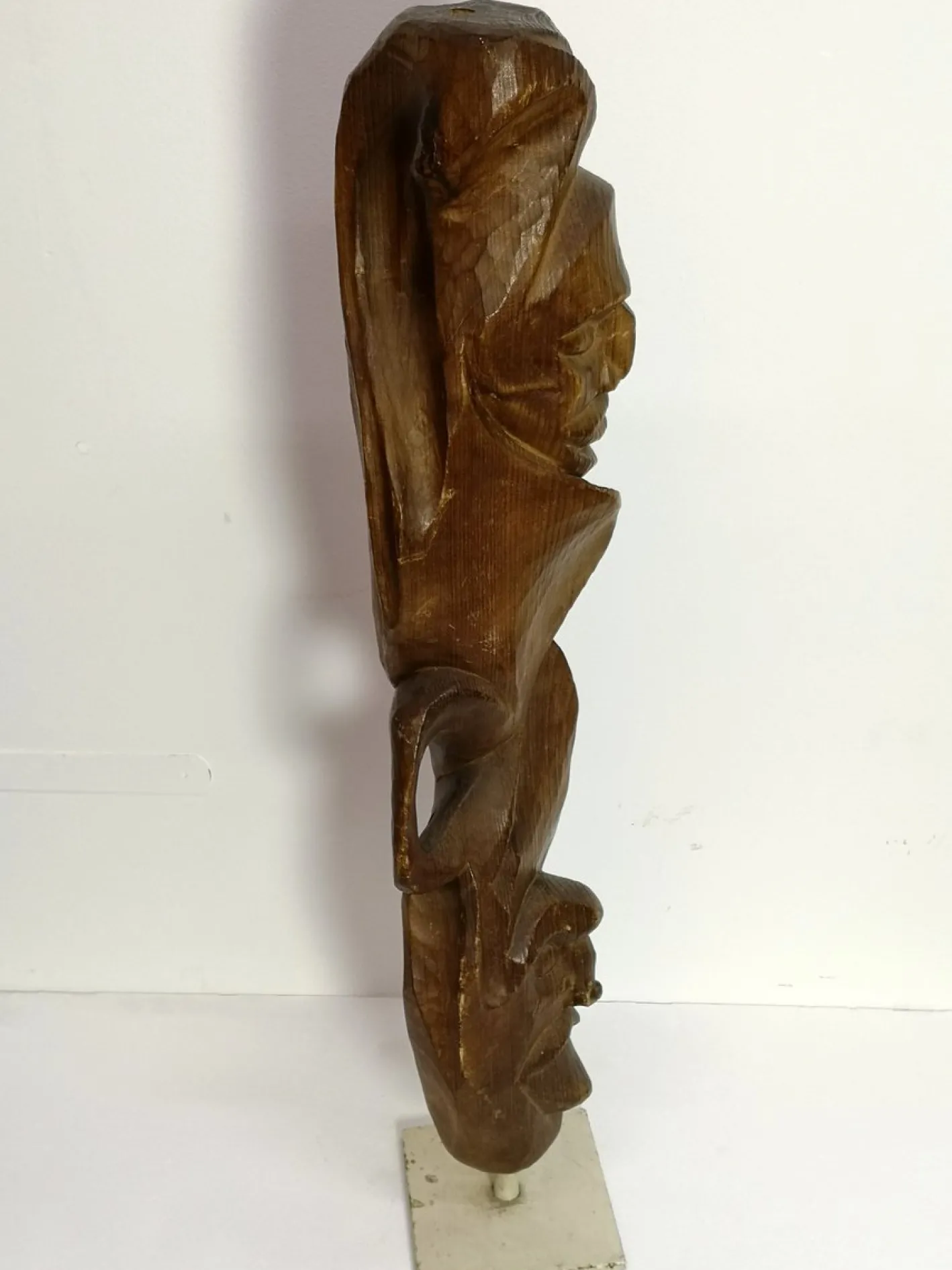 Großes geschnitztes Totem, 1970er, Holzskulptur auf Stahlfuß