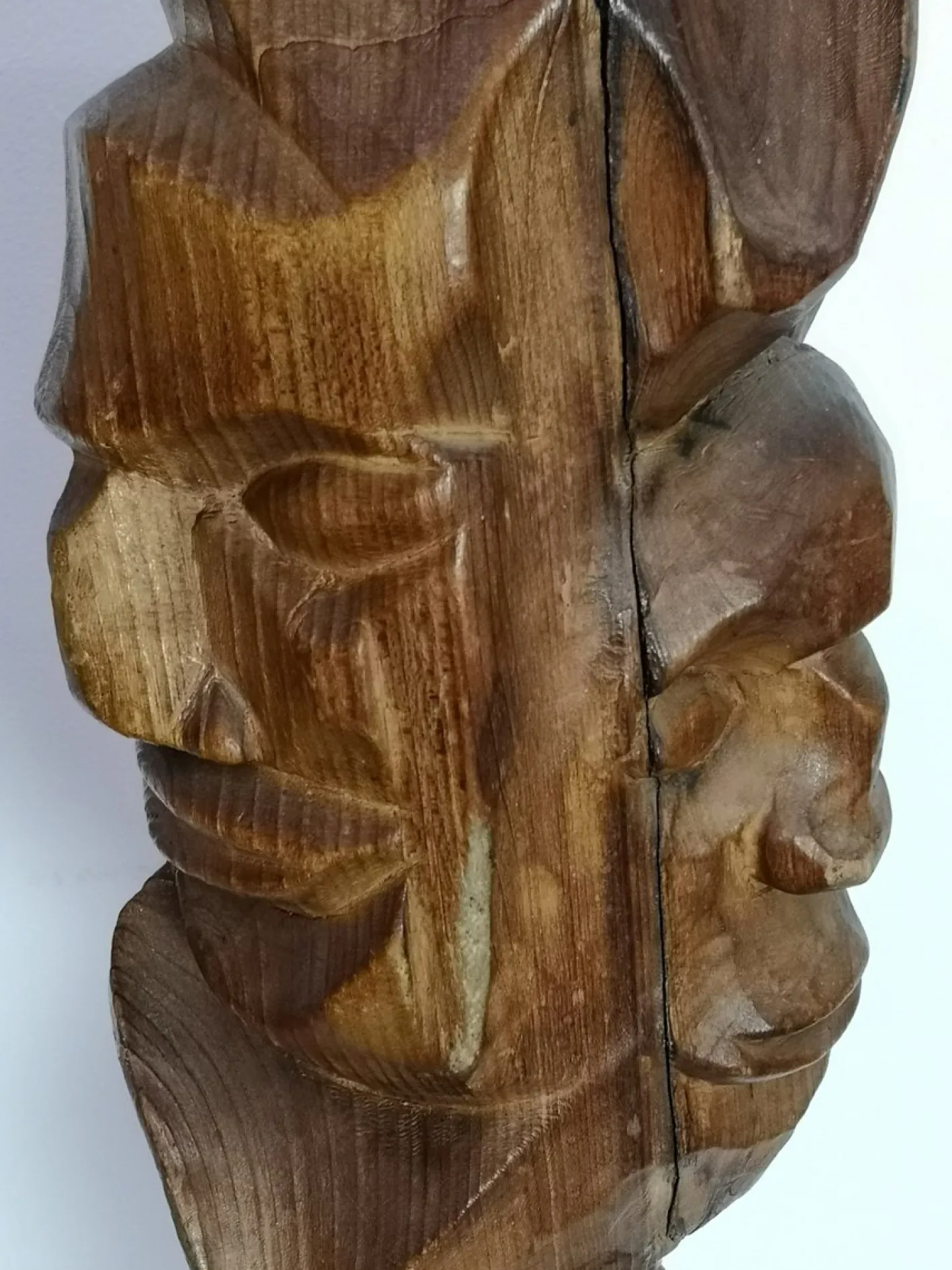Großes geschnitztes Totem, 1970er, Holzskulptur auf Stahlfuß