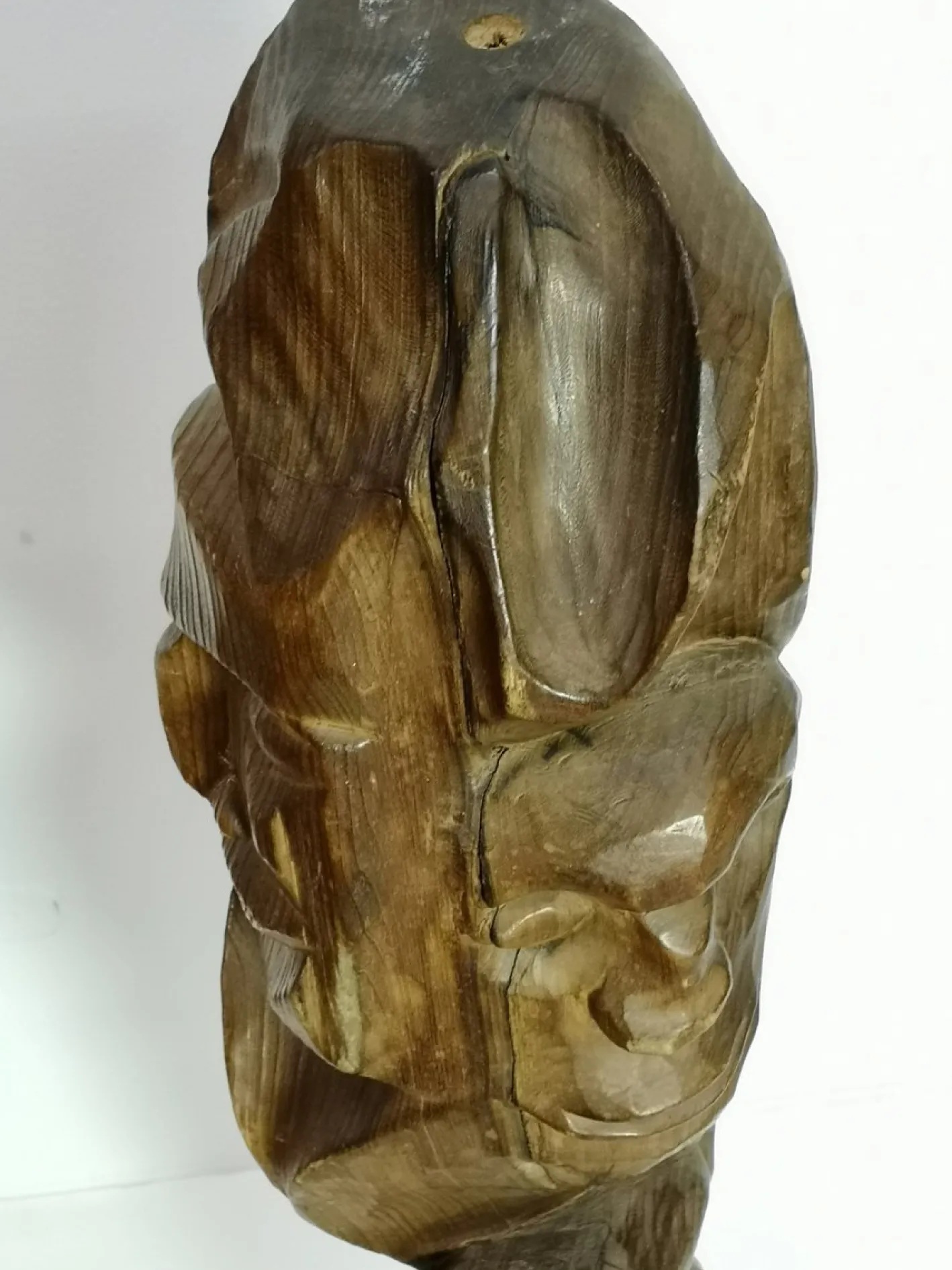 Großes geschnitztes Totem, 1970er, Holzskulptur auf Stahlfuß