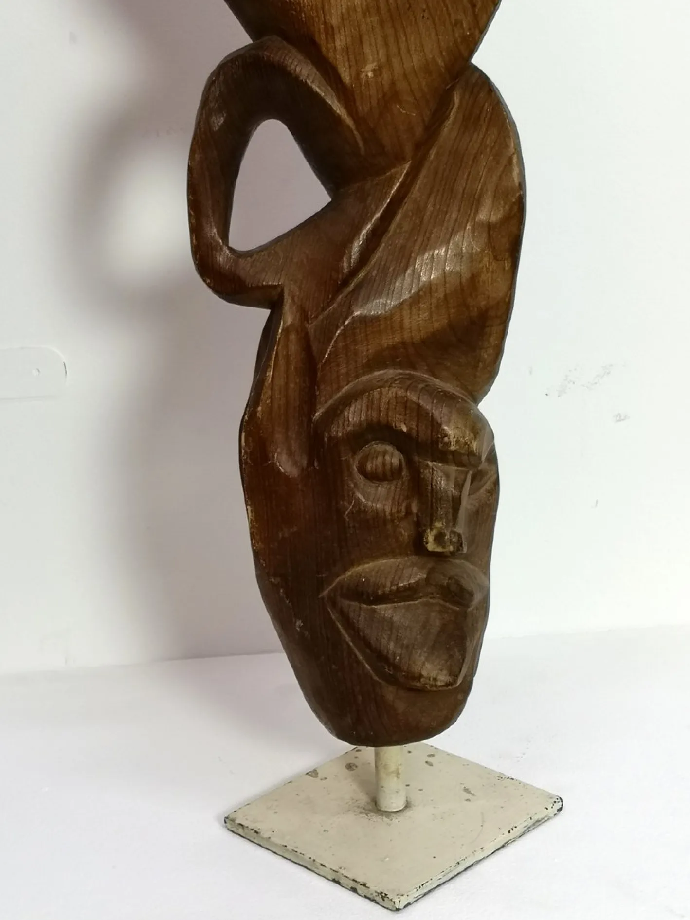 Großes geschnitztes Totem, 1970er, Holzskulptur auf Stahlfuß