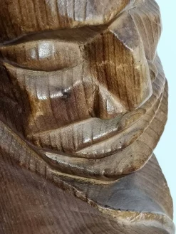 Großes geschnitztes Totem, 1970er, Holzskulptur auf Stahlfuß
