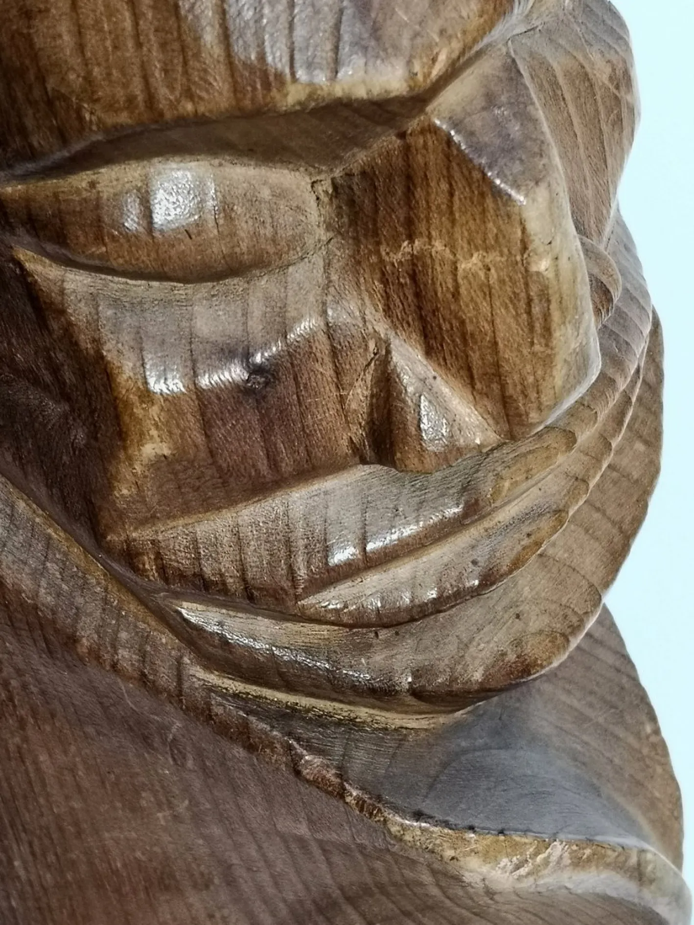 Großes geschnitztes Totem, 1970er, Holzskulptur auf Stahlfuß