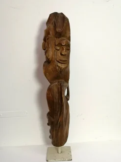 Großes geschnitztes Totem, 1970er, Holzskulptur auf Stahlfuß
