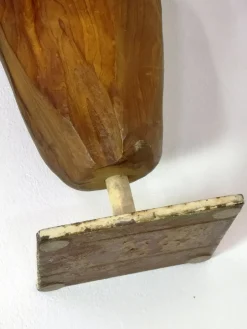 Großes geschnitztes Totem, 1970er, Holzskulptur auf Stahlfuß