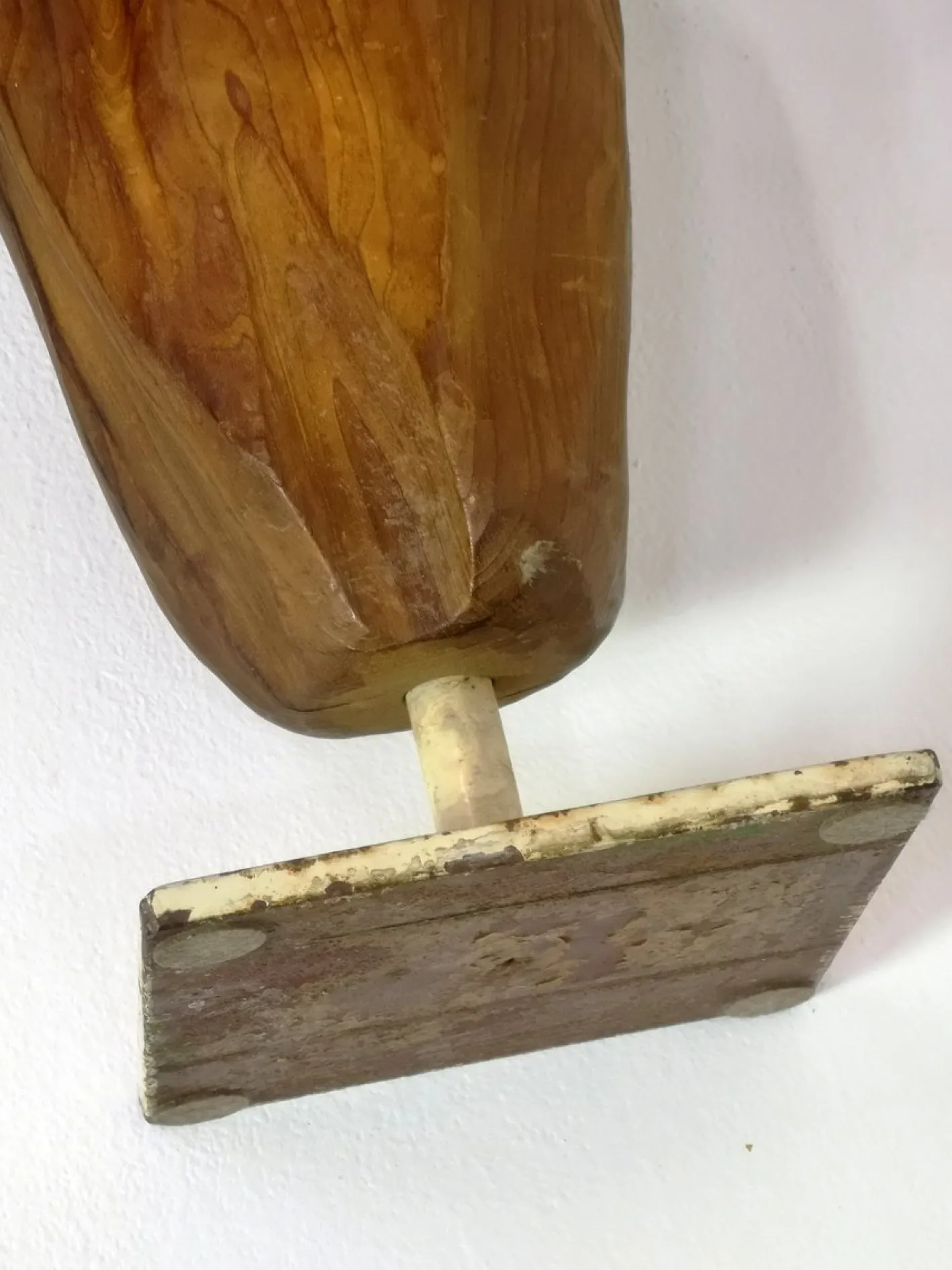 Großes geschnitztes Totem, 1970er, Holzskulptur auf Stahlfuß