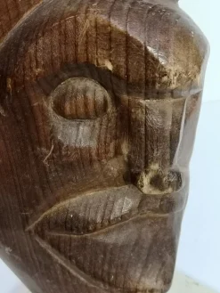 Großes geschnitztes Totem, 1970er, Holzskulptur auf Stahlfuß
