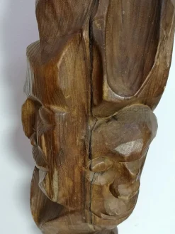Großes geschnitztes Totem, 1970er, Holzskulptur auf Stahlfuß