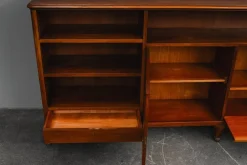 Großes Jugendstil Bücherregal aus Nussholz, frühes 20. Jh