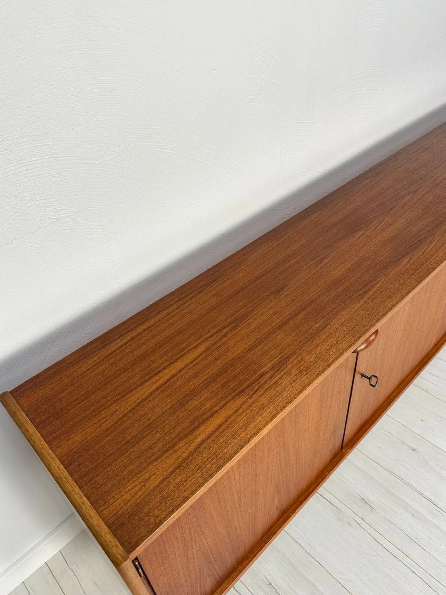 Großes minimalistisches Mid-Century Sideboard aus Teak, 1960er
