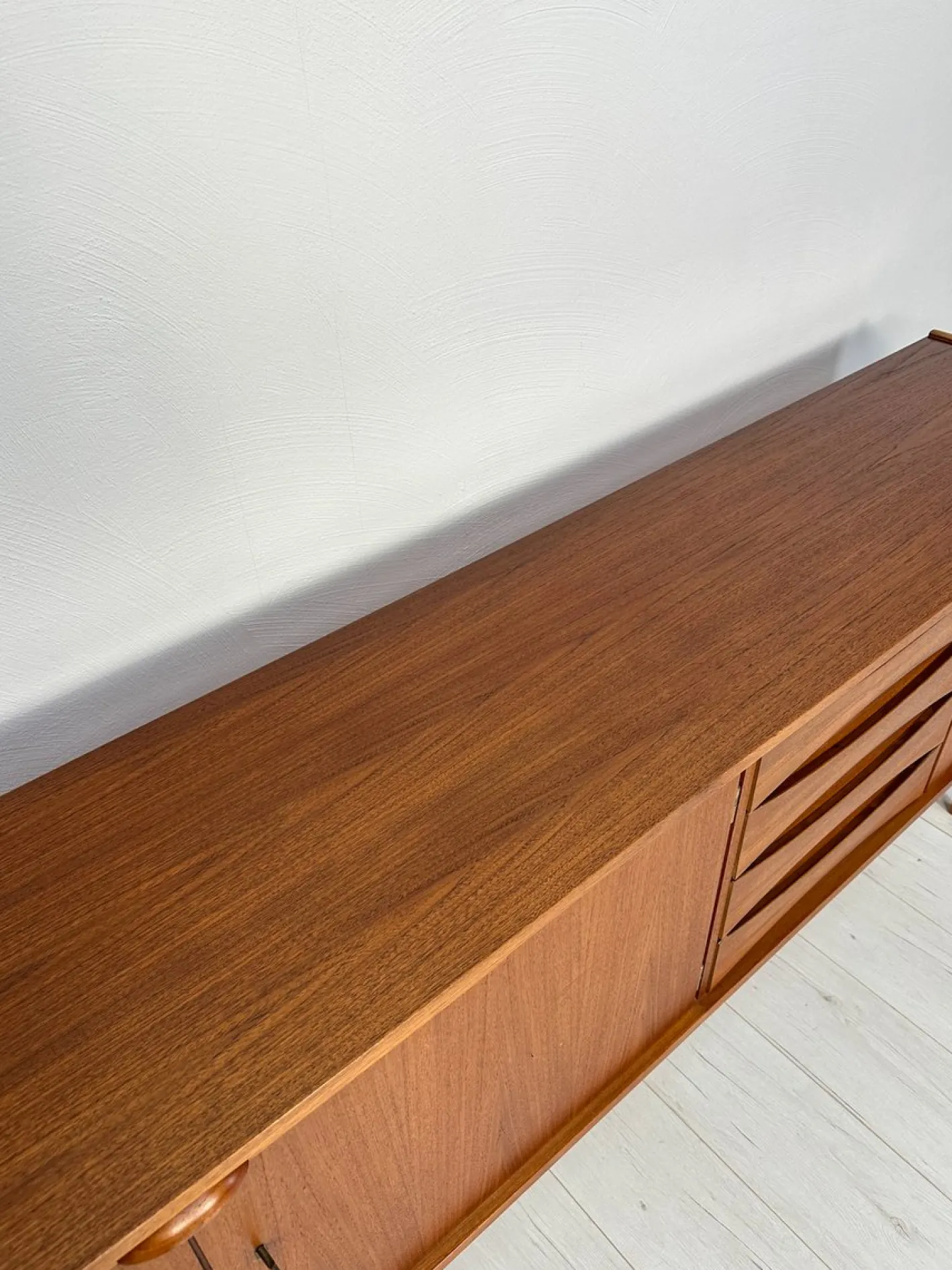 Großes minimalistisches Mid-Century Sideboard aus Teak, 1960er