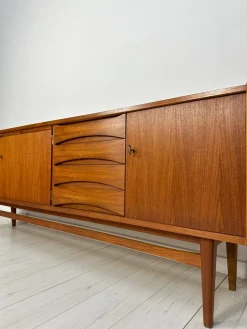 Großes minimalistisches Mid-Century Sideboard aus Teak, 1960er