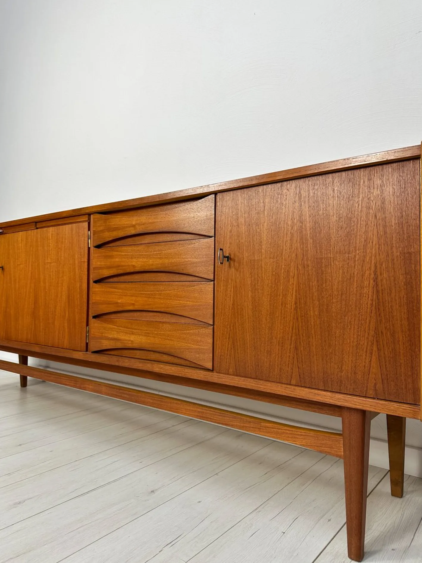 Großes minimalistisches Mid-Century Sideboard aus Teak, 1960er