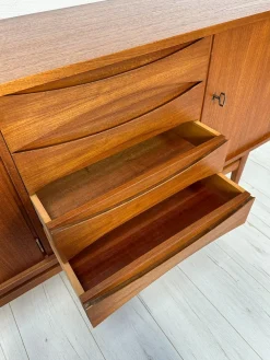 Großes minimalistisches Mid-Century Sideboard aus Teak, 1960er